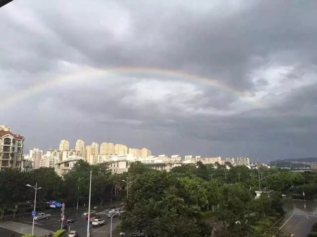 云南暴雨下的温情故事，雨中的彩虹与不变的友情