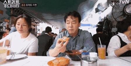 直播来下饭，现代餐饮娱乐新风尚