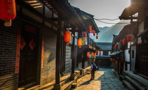 送衣服最新，小巷深处的时尚秘境